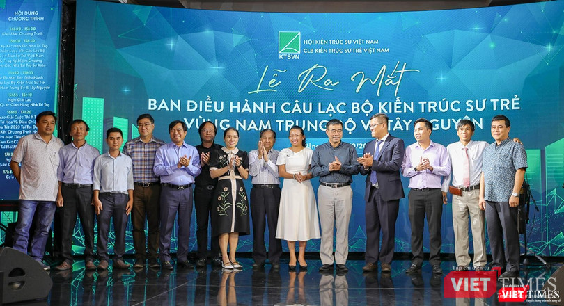 Lãnh đạo Hội Kiến trúc sư Việt Nam và Giám đốc Sở Xây dựng, Sở TN&amp;MT TP Đà Nẵng chụp ảnh lưu niệm cùng Ban Điều hành Câu lạc bộ Kiến trúc sư trẻ vùng Nam trung bộ và Tây nguyên