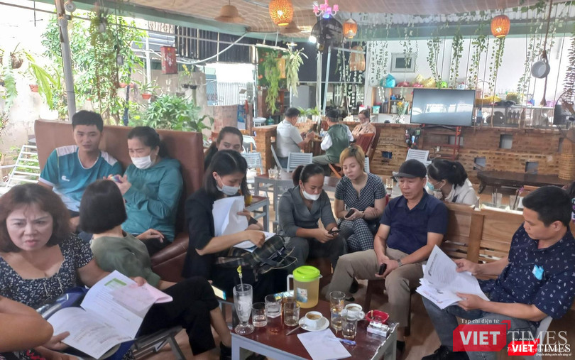 Khách hàng trình bày sự việc với báo chí