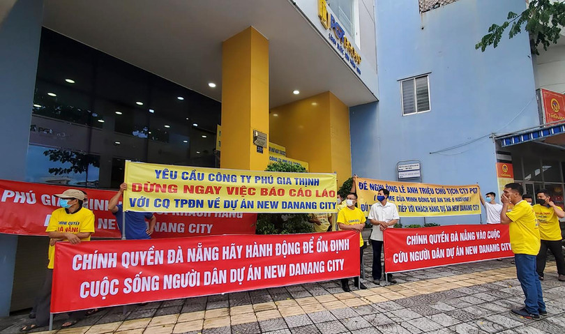 Các nhà đầu tư dự án New Danang City tập trung tại trụ sở Công ty Phú Gia Thịnh đòi quyền lợi (ảnh HTH)