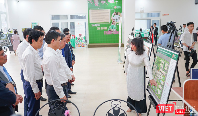 Bộ trưởng Bộ GD&ĐT Nguyễn Kim Sơn và đoàn công tác của Bộ GD&ĐT Bộ trưởng Bộ GD&ĐT Nguyễn Kim Sơn và đoàn công tác của Bộ GD&ĐT