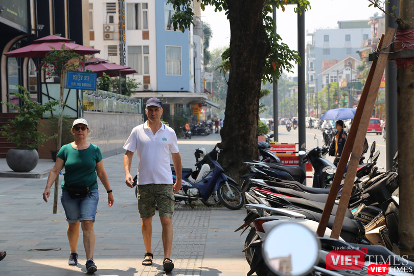 Du khách nước ngoài đi bộ trên tuyến phố