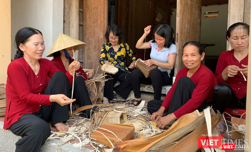 Biểu diễn chế tác mặt hàng thủ công mỹ nghệ từ mo cau