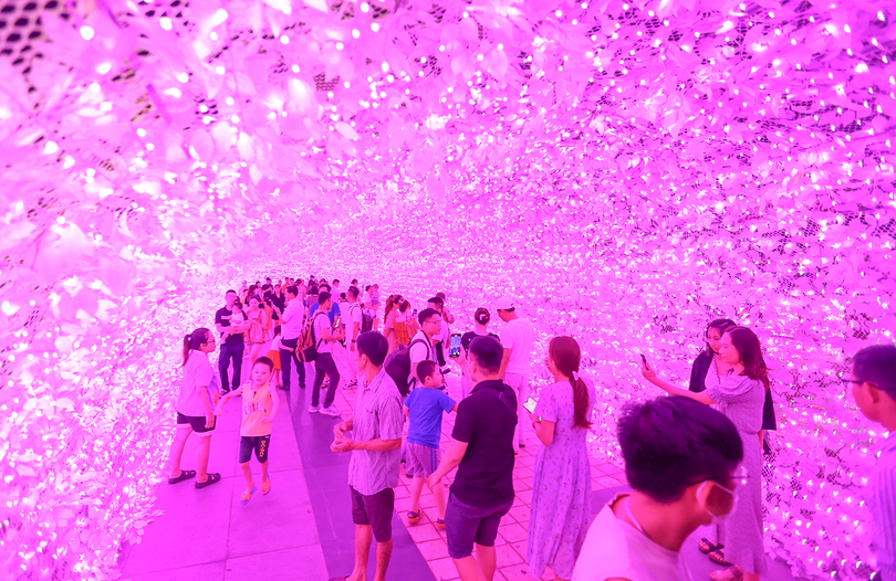 Người dân đổ về không gian ánh sáng kỷ niệm 50 năm thiết lập quan hệ ngoại giao Việt Nam – Nhật Bản tại Đà Nẵng