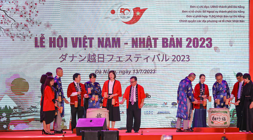Các đại biểu đánh trống khai mạc lễ hội giao lưu văn hoá Việt Nam - Nhật Bản TP Đà Nẵng năm 2023