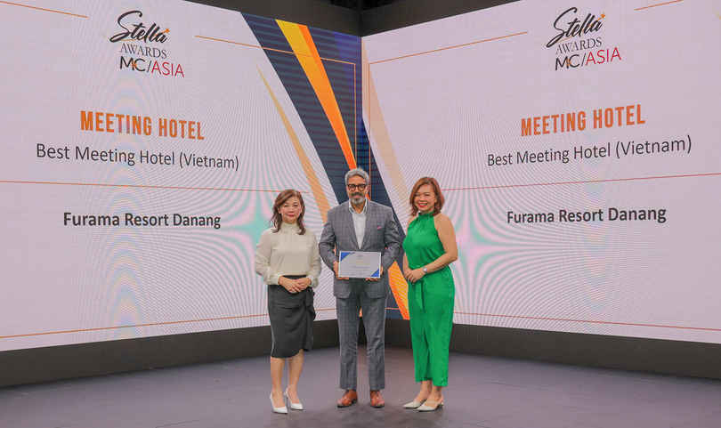 Đại diện Northstar Meetings Group trao giải “M&C Asia Stella Awards 2023” cho khu nghỉ dưỡng Furama Resort Đà Nẵng.