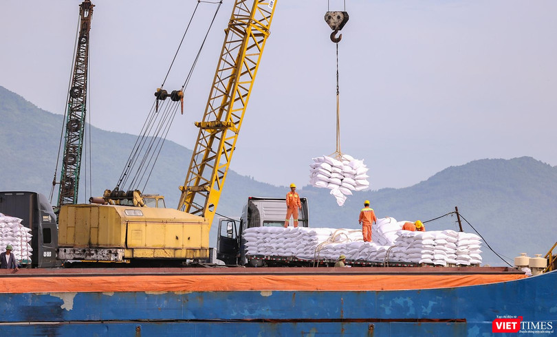 Hàng hoá đang được xếp dỡ tại Cảng Tiên Sa (Đà Nẵng)