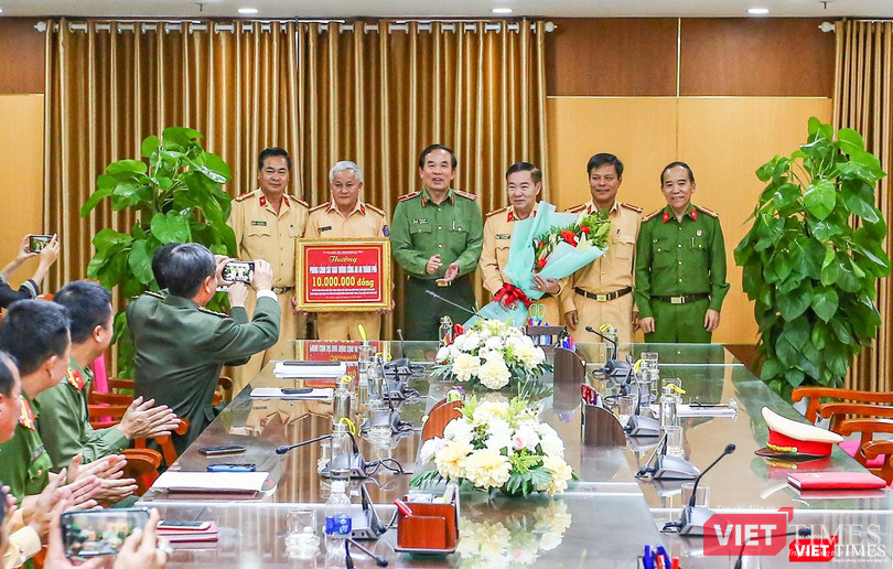 Thiếu tướng Vũ Xuân Viên - Giám đốc Công an TP Đà Nẵng trao khen thưởng cho lực lượng CSGT vì đã có thành tích trong đấu tranh, ngăn chặn các hành vi nhập cảnh trái phép vào Đà Nẵng Thiếu tướng Vũ Xuân Viên - Giám đốc Công an TP Đà Nẵng trao khen thưởng cho lực lượng CSGT vì đã có thành tích trong đấu tranh, ngăn chặn các hành vi nhập cảnh trái phép vào Đà Nẵng