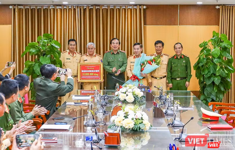 Thiếu tướng Vũ Xuân Viên - Giám đốc Công an TP Đà Nẵng trao khen thưởng cho lực lượng CSGT vì đã có thành tích trong đấu tranh, ngăn chặn các hành vi nhập cảnh trái phép vào Đà Nẵng