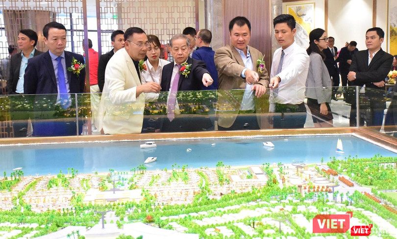 Các nhà đầu tư tham quan mô hình dự án BĐS sẽ hình thành trong tương lai Các nhà đầu tư tham quan mô hình dự án BĐS sẽ hình thành trong tương lai