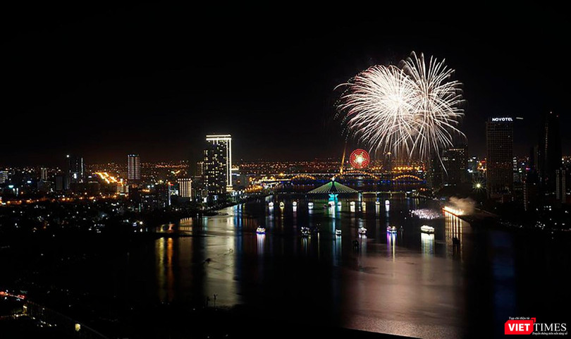 Thuyền hoa trên sông Hàn (Đà Nẵng)