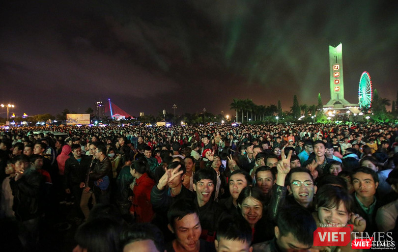 Người dân và du khách tham dự đại tiệc Chào năm mới ở Đà Nẵng