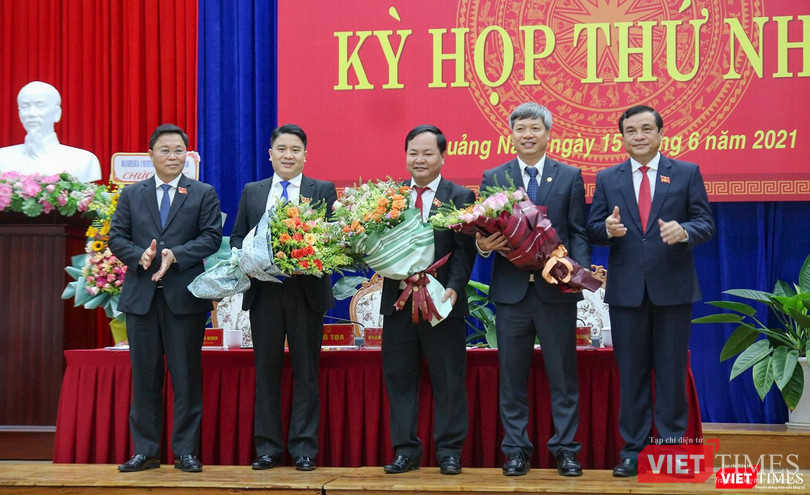 Ông Phan Việt Cường (bìa phải) và ông Lê Trí Thanh (bìa trái) tặng hoa cho các ông Hồ Quang Bửu, Nguyễn Hồng Quang, TRần Văn Tân vừa được HĐND tín nhệm bầu giứ vị trí Phó Chủ tịch UBND tỉnh Quảng Nam Ông Phan Việt Cường (bìa phải) và ông Lê Trí Thanh (bìa trái) tặng hoa cho các ông Hồ Quang Bửu, Nguyễn Hồng Quang, TRần Văn Tân vừa được HĐND tín nhệm bầu giứ vị trí Phó Chủ tịch UBND tỉnh Quảng Nam