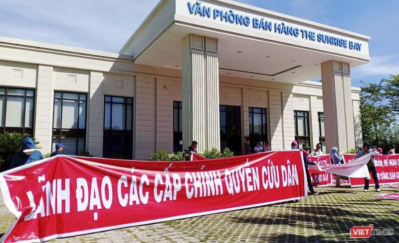 Khách hàng mua BĐS tại dự án Khu đô thị quốc tế Đa Phước căng băng rôn đòi đất và sổ đỏ Khách hàng mua BĐS tại dự án Khu đô thị quốc tế Đa Phước căng băng rôn đòi đất và sổ đỏ