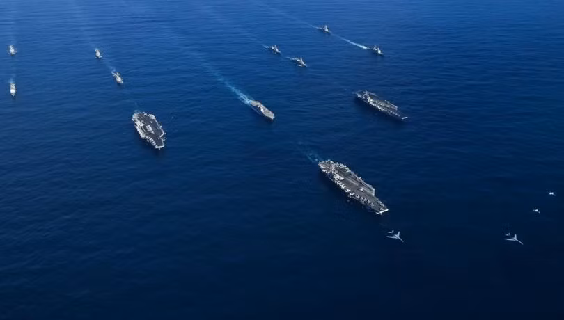Ba cụm tấn công tàu sân bay hải quân Mỹ gồm USS Ronald Reagan, USS Theodore Roosevelt và USS Nimitz cùng với tàu chiến Lực lượng Phòng vệ Biển Nhật Bản ở Tây Thái Bình Dương. Ảnh: Business Insider.