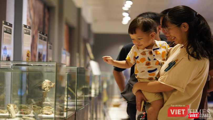 Niềm vui của bé được mẹ cho đi triển lãm