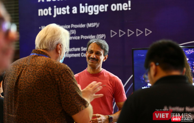 Các chuyên gia trao đổi bên lề Diễn đàn VNNIC Internet Conference 2022 tại Đà Nẵng