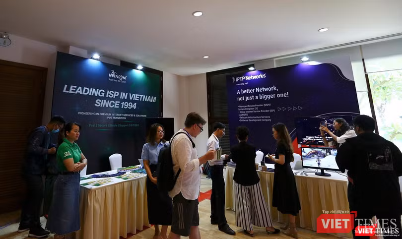 Một góc không gian trưng bày trong khuôn khổ sự kiện "Tương lai internet" được Bộ TT&TT tổ chức tại Đà Nẵng Một góc không gian trưng bày trong khuôn khổ sự kiện "Tương lai internet" được Bộ TT&TT tổ chức tại Đà Nẵng