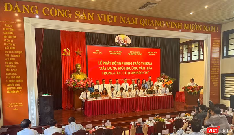 Các cơ quan báo chí đại diện ký cam kết thực hiện phong trào thi đua xây dựng môi trường văn hoá trong cơ quan báo chí.