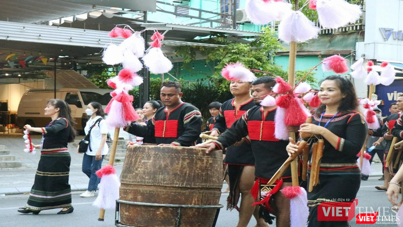 Màn trình diễn trong trang phục của đồng bào Tây Nguyên