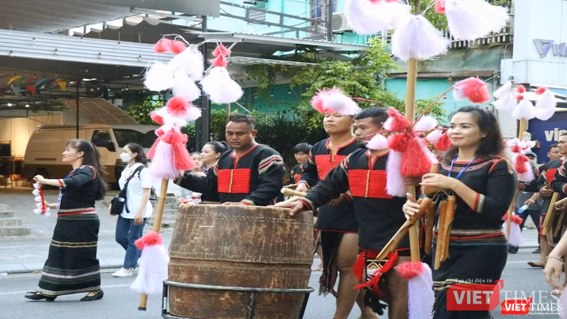 Màn trình diễn trong trang phục của đồng bào Tây Nguyên