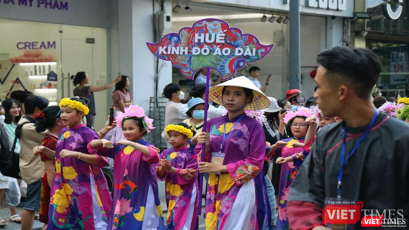 Màn trình diễn áo dài truyền thống