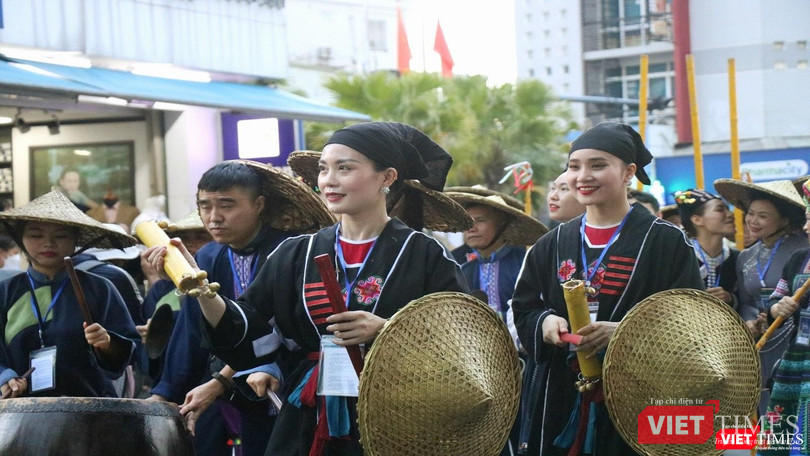 Thiếu nữ trong trang phục truyền thống