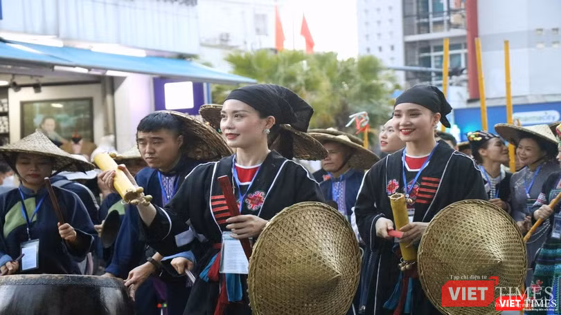 Thiếu nữ trong trang phục truyền thống