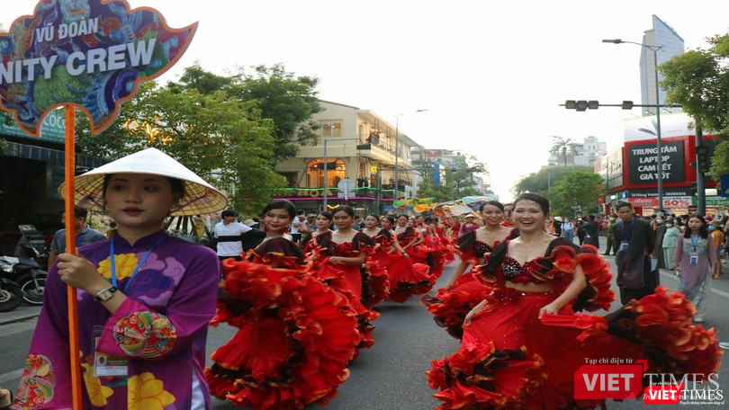 Sôi động cả tuyến phố