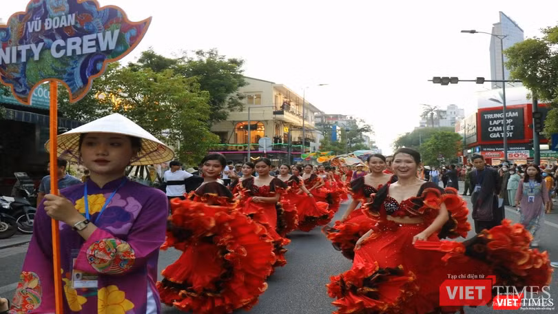 Sôi động cả tuyến phố