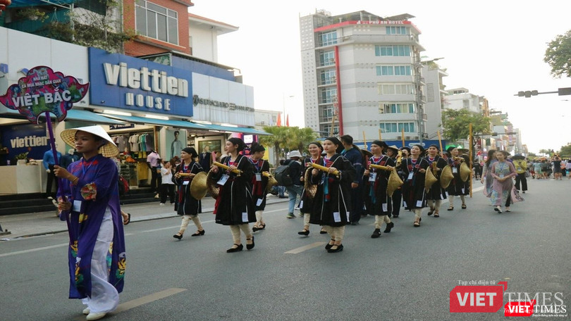 Trình diễn trang phục truyền thống của dân tộc các tỉnh phía Bắc