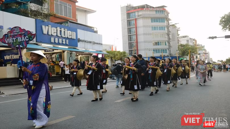 Trình diễn trang phục truyền thống của dân tộc các tỉnh phía Bắc