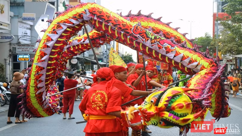 Biểu diễn múa lân sư rồng