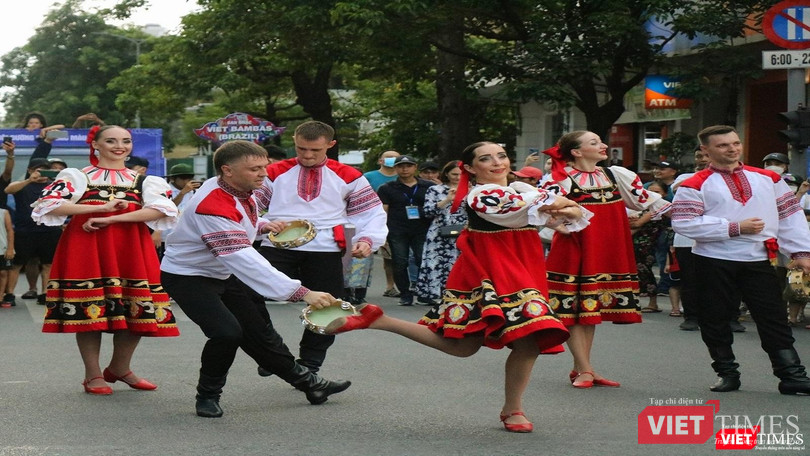 Nghệ sĩ nước ngoài cháy hết mình cùng lễ hội đường phố