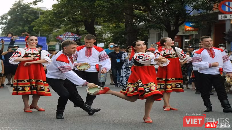 Nghệ sĩ nước ngoài cháy hết mình cùng lễ hội đường phố