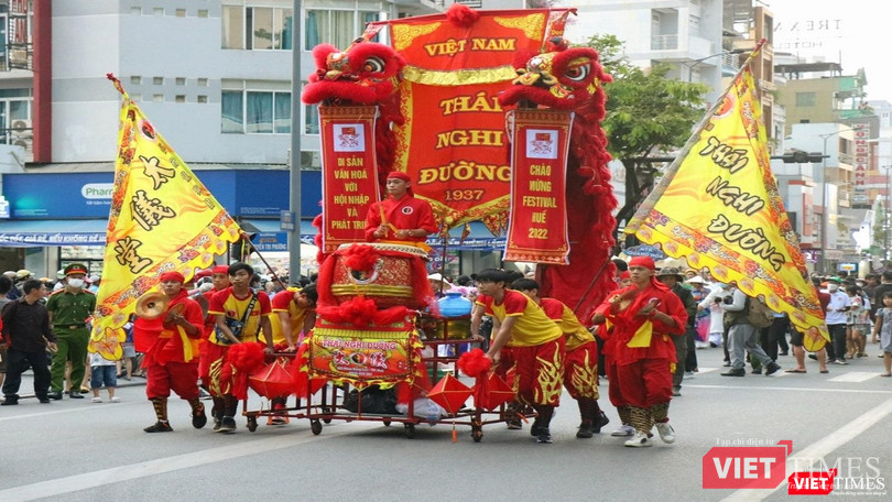 Lân sư trình diễn