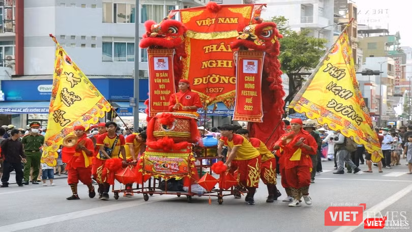 Lân sư trình diễn