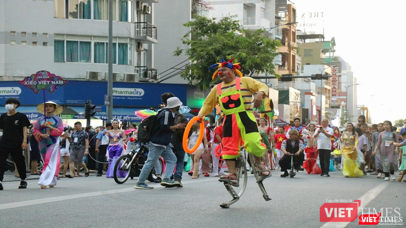 Chú hề đi cà kheo