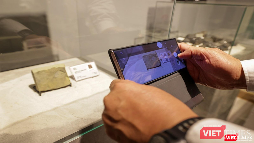 Khách tham quan thích thú với các mẫu vật hoá thạch