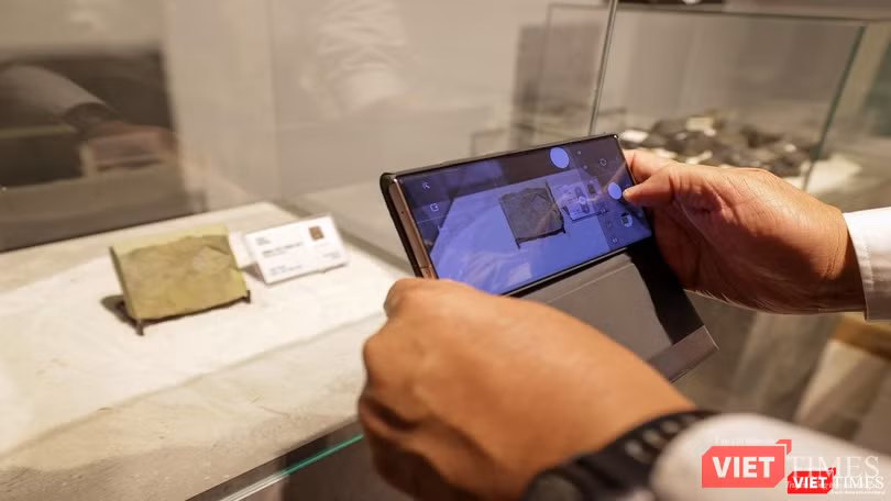 Khách tham quan thích thú với các mẫu vật hoá thạch