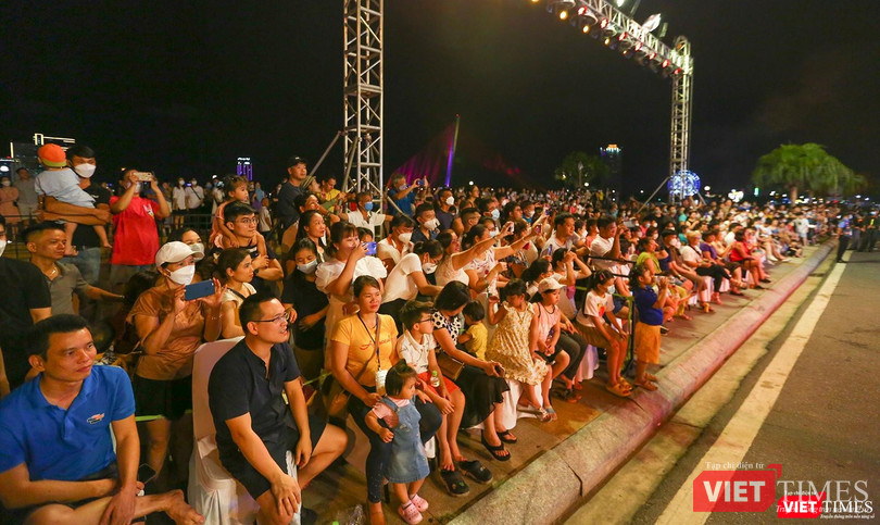 Du khách xem chương trình Carnival đường phố Đà Nẵng