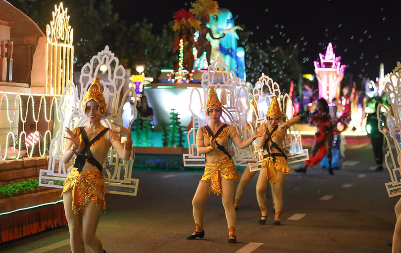 Lễ hội đường phố Đà Nẵng được tổ chức trên tuyến đường Bạch Đằng, dọc bờ sông Hàn