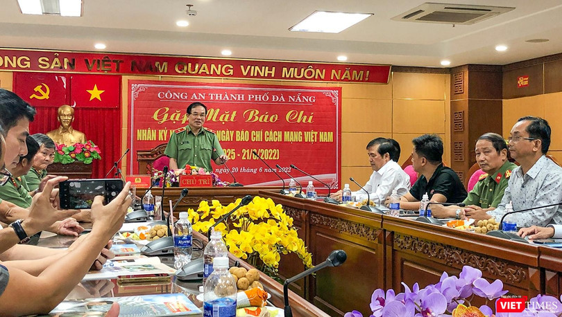 Thiếu tướng Vũ Xuân Viên – Giám đốc Công an TP Đà Nẵng - chia sẻ thông tin trong buổi gặp mặt báo chí nhân kỷ niệm 97 năm Ngày báo chí cách mạng Việt Nam 21/6