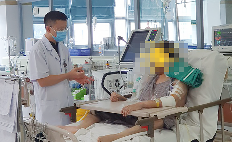 Bác sĩ Bệnh viện Bạch Mai thăm khám cho bệnh nhân sau áp dụng kỹ thuật đào thải CO2 qua màng ngoài cơ thể (ảnh BVCC)