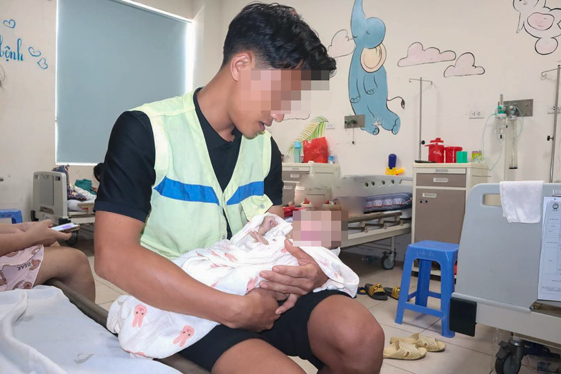 Anh Phạm Văn Phương và bé con sau ca phẫu thuật (ảnh BVCC)