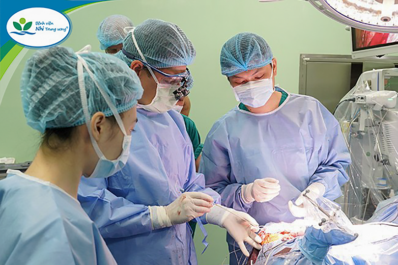 Các bác sĩ Bệnh viện Trẻ em Alabama (Hoa Kỳ) và Bệnh viện Nhi Trung ương đang đặt điện cực sâu bề mặt vỏ não cho trẻ bị động kinh (ảnh BV Nhi TƯ)