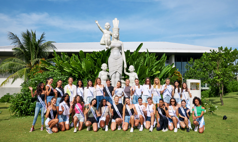 Thí sinh cuộc thi Hoa hậu Hoàn vũ Australia 2023 chụp ảnh lưu niệm tại khu nghỉ dưỡng Furama (Đà Nẵng)