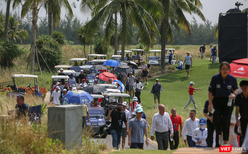 Du khách xem trận đấu trong khuôn khổ lễ hội Du lịch golf Đà Nẵng 2023 diễn ra trong dịp lễ Quốc khánh 2/9
