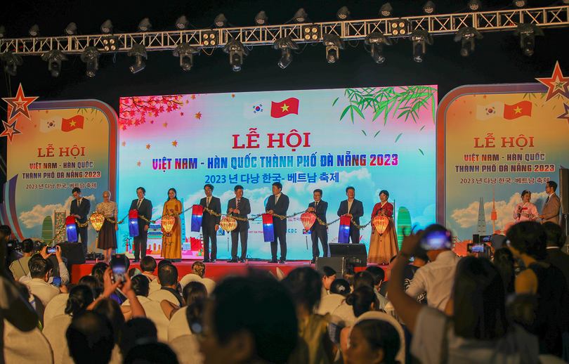 Các đại biểu thực hiện nghi thức thắp đèn trung thu, chính thức khai mạc lễ hội Việt Nam - Hàn Quốc tại TP Đà Nẵng năm 2023.