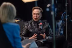 Elon Musk trong cuộc phỏng vấn độc quyền với Zanny Minton Beddoes, chủ biên của tờ The Economist. Ảnh: Economist.