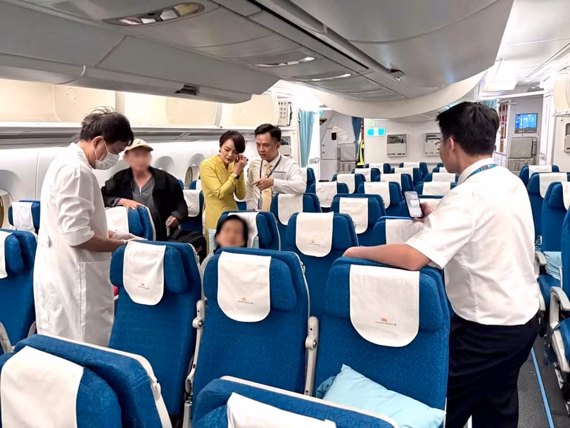Vietnam Airlines phối hợp cùng các bác sĩ có mặt trên chuyến bay cấp cứu kịp thời, hỗ trợ và xử lý chuyên nghiệp